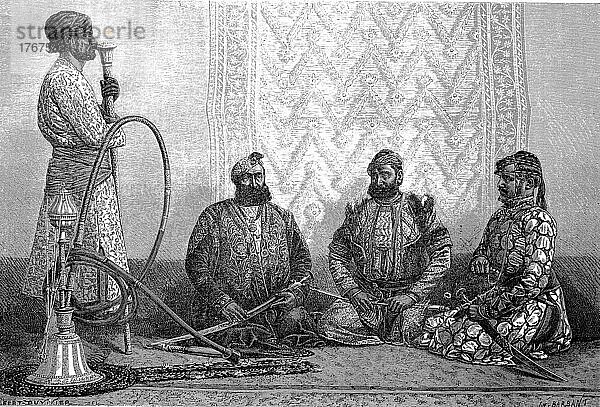 Männer rauchen Wasserpfeife in einem Teehaus in Hindustan im Jahre 1880  Indien  digital restaurierte Reproduktion einer Vorlage aus dem 19. Jahrhundert  genaues Datum unbekannt  Asien