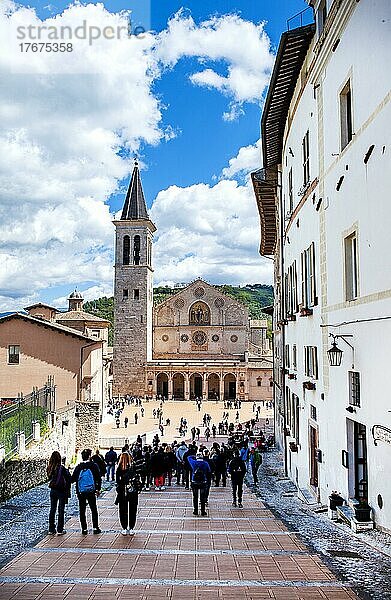 Toursisen auf dem Treppenabgang zur Piazza del Duomo  Dom Santa Maria Assunta in Spoleto  Provinz Perugia  Umbrien  Italien  Europa