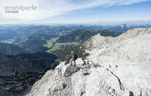 Wanderer in felsigem Gelände  Aufstieg zum Mitterhorn  Bergpanorama  Nuaracher Höhenweg  Loferer Steinberge  Tirol  Österreich  Europa