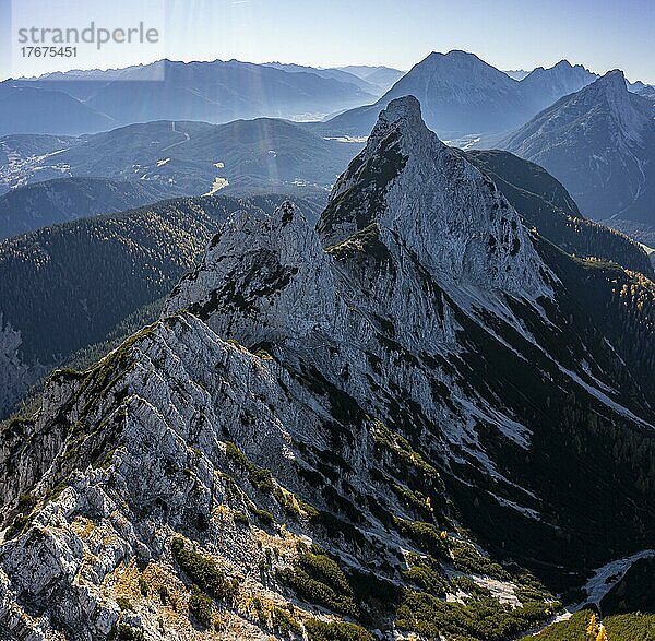 Berggrat Zwirchkopf  Arnkopf und Weißlehnkopf  Blick von der Großen Arnspitze  Wettersteingebirge  bei Mittenwald  Bayern  Deutschland  Europa