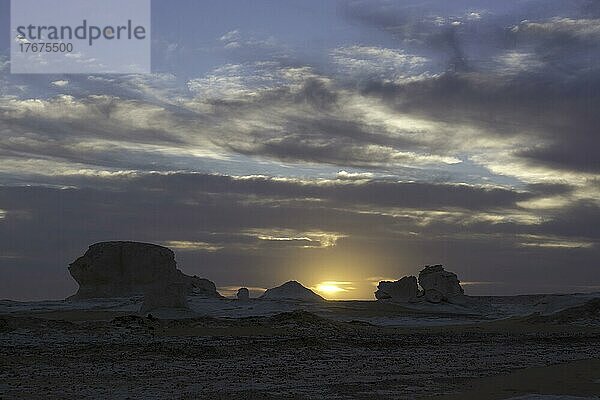 Sonnenaufgang in der Weißen Wüste  nahe Bahariya Oasis  Ägypten  Afrika