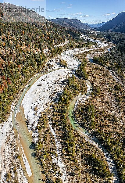 Luftaufnahme  natürliches Flussbett der oberen Isar  bei Wallgau  Wildflusslandschaft Isartal  im Herbst  Bayern  Deutschland  Europa