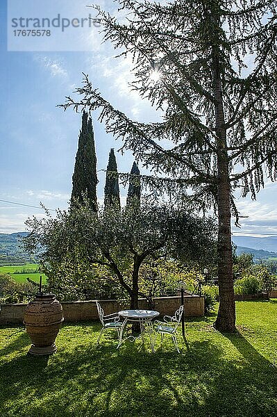 Idyllischer Sitzplatz mit Aussicht in der Altstadt von Spello  Provinz Perugia  Umbrien  Italien  Europa