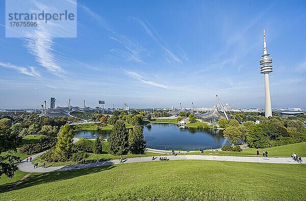 Olympiagelände  Park mit Olympiasee und Fernsehturm  Olympiaturm  Theatron  Olympiapark  München  Oberbayern  Bayern  Deutschland  Europa