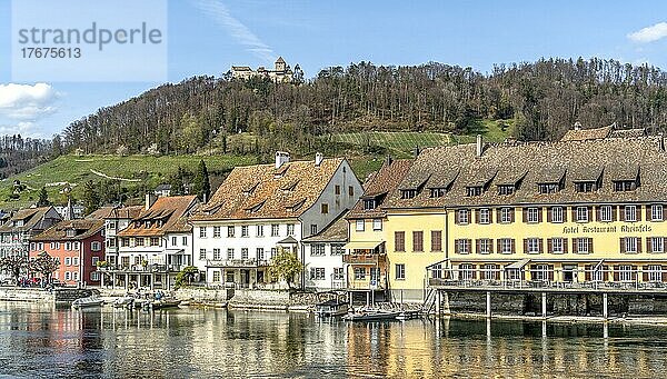 Malerischer Blick auf die Fachwerkhäuser und die Burg Hohenklingen oben auf dem Berg  am Ufer des Rhein  Stein am Rhein  Schaffhausen  Schweiz  Europa