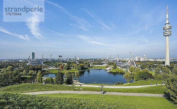 Olympiagelände  Park mit Olympiasee und Fernsehturm  Olympiaturm  Theatron  Olympiapark  München  Oberbayern  Bayern  Deutschland  Europa