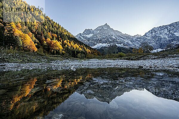 Spitzkarspitze im Herbst  spiegelt sich in Wasser  Rißtal in der Eng  Tirol  Österreich  Europa