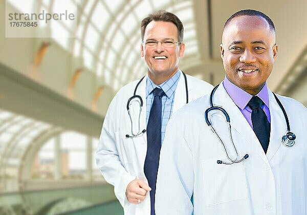 Afroamerikanische und kaukasische männliche Ärzte in einem Krankenhausbüro