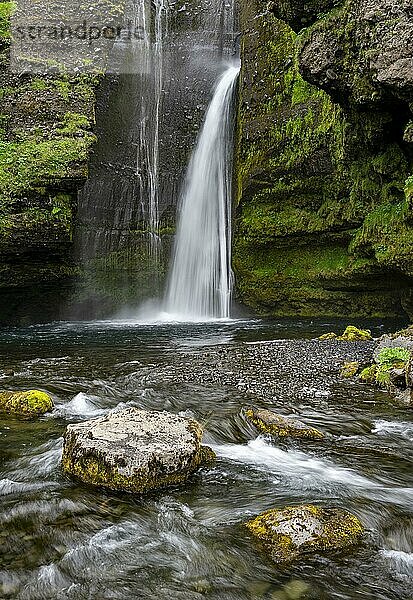 Wasserfall Gluggafoss oder Merkjárfoss an einer Klippe  Südisland  Island  Europa