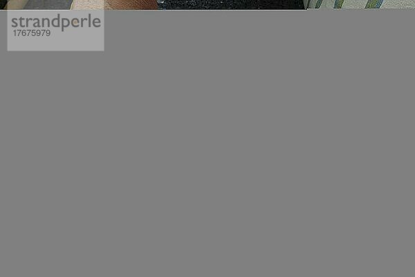 Schwäbische Küche  Zubereitung Bruckhölzer  Schlanganger  Sperrknechte aus Kartoffelteig  Teigrollen in Auflaufform legen  Kartoffelteigstücke  Männerhände  vegetarisch  Backen  aus dem Ofen  Traditionsküche  Foodfotografie  Studio  Deutschland  Europa