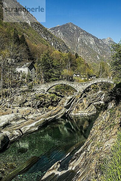 Alte Römerbrücke Ponte dei Salti über Verzasca  Lavertezzo  Verzascatal  Valle Verzasca  Kanton Tessin  Schweiz  Europa