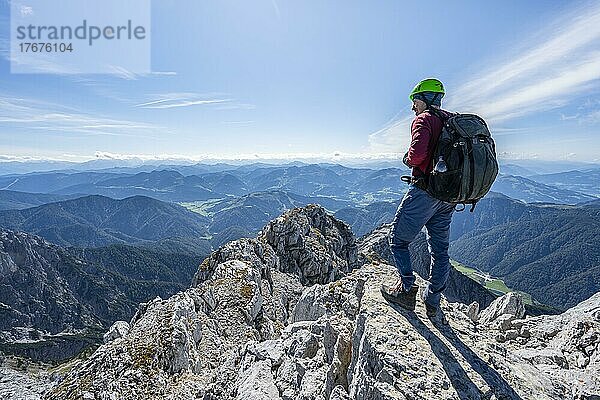 Wanderer am Gipfel des Schaflegg  Bergpanorama mit Felsgrat und Gipfel Seehorn  Nuaracher Höhenweg  Loferer Steinberge  Tirol  Österreich  Europa