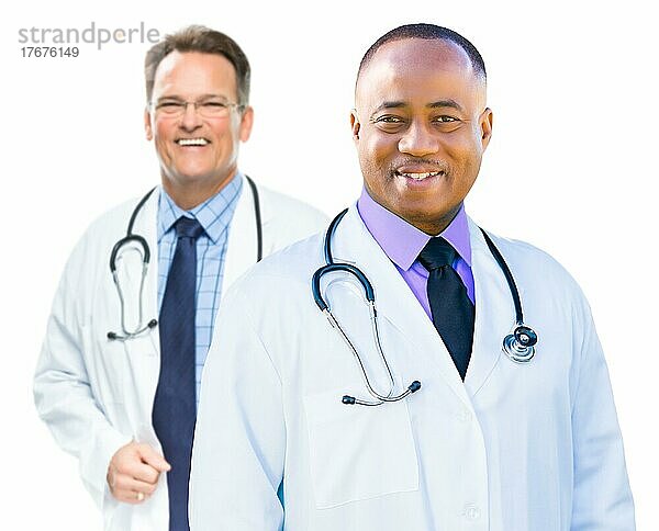 Afroamerikanische und kaukasische männliche Ärzte vor einem weißen Hintergrund