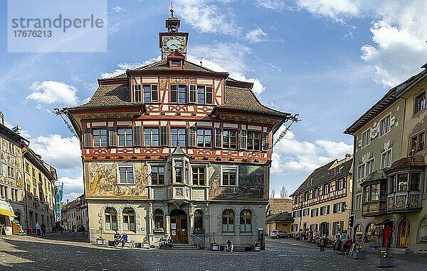 Blick auf das Rathaus am Rathausplatz mit den alten historischen bemalten Häusern  Stein am Rhein  Schaffhausen  Schweiz  Europa