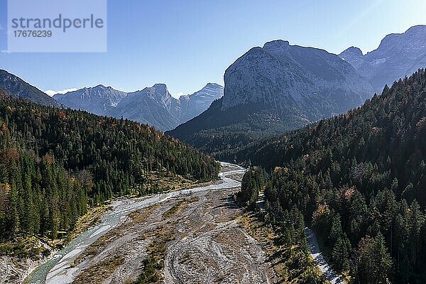 Luftaufnahme  Flussbett des Rißbach  rechts Roßkopfspitze  Tirol  Österreich  Europa