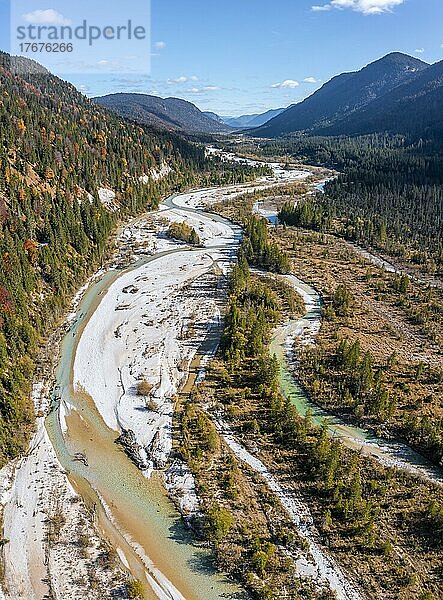 Luftaufnahme  natürliches Flussbett der oberen Isar  bei Wallgau  Wildflusslandschaft Isartal  im Herbst  Bayern  Deutschland  Europa