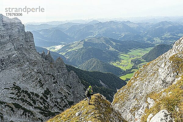 Wanderer fotografiert  beim Aufstieg zum Mitterhorn  Nuaracher Höhenweg  Loferer Steinberge  Tirol  Österreich  Europa