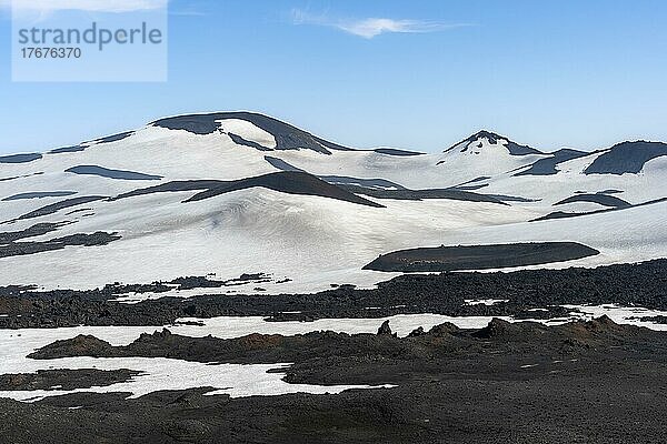 Karge hügelige Vulkanlandschaft aus Schnee und Lavafeldern  Wanderweg Fimmvörðuháls  Þórsmörk Nature Reserve  Suðurland  Island  Europa