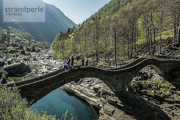 Alte Römerbrücke Ponte dei Salti über Verzasca  Lavertezzo  Verzascatal  Valle Verzasca  Kanton Tessin  Schweiz  Europa
