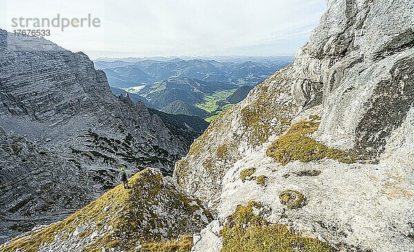 Wanderer blickt in die Ferne  beim Aufstieg zum Mitterhorn  Nuaracher Höhenweg  Loferer Steinberge  Tirol  Österreich  Europa