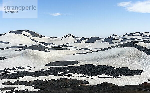 Karge hügelige Vulkanlandschaft aus Schnee und Lavafeldern  Wanderweg Fimmvörðuháls  Þórsmörk Nature Reserve  Suðurland  Island  Europa