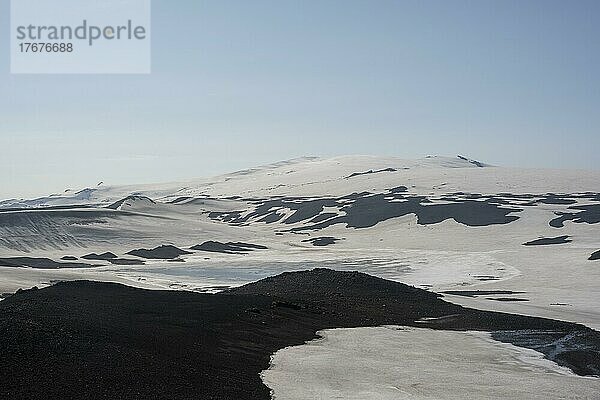 Karge hügelige Vulkanlandschaft aus Schnee und Lavasand  Blick auf Gletscher Eyjafjallajökull  Wanderweg Fimmvörðuháls  Þórsmörk Nature Reserve  Suðurland  Island  Europa
