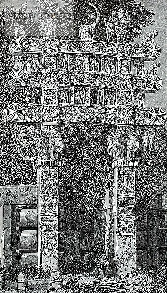 Sanchi  Indien  Das Nordtor des Stupa Nr. 1 ist mit erzählenden Reliefs und hoheitlich gemeinten vollplastischen Einzelfiguren geschmückt  Historisch  digital restaurierte Reproduktion einer Vorlage aus dem 19. Jahrhundert  genaues Datum unbekannt  Asien