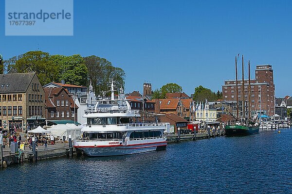 Ausflugsschiff  Hafen  Kappeln  Landschaft Angeln  Schlei  Schleswig-Holstein  Deutschland  Europa