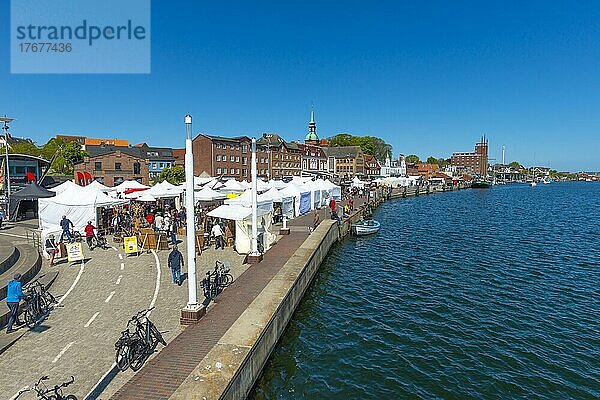 Kunsthandwerkermarkt  Kappeln  Landschaft Angeln  Schlei  Zelte  Verkauf  Wochenende  Fahrrad  Event  Schleswig-Holstein  Deutschland  Europa