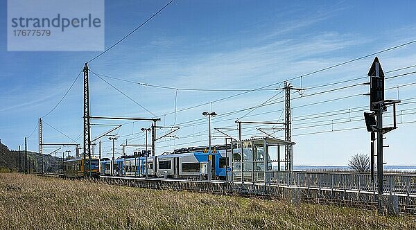 Bahnhof und Bahnsteig von Lietzow  Insel Rügen  Mecklenburg-Vorpommern  Deutschland  Europa