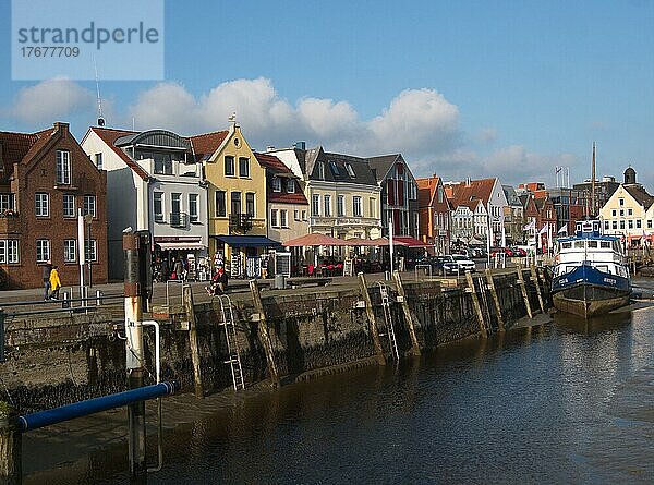 Der Binnenhafen von Husum mit bunten Häusern