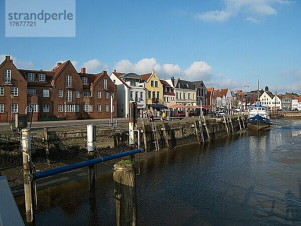 Der Binnenhafen von Husum mit bunten Häusern