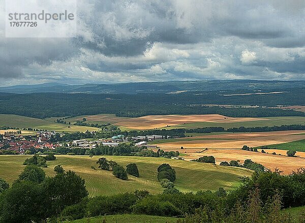 Blick vom Dr. Malade Gedenkstrein auf die Ebene vor Geba im UNESCO Biosphärenreservat Rhön  Geba  Thüringen  Deutschland  Europa