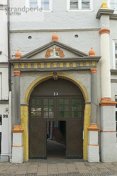 Eingangsportal eines Hauses im Stil der Renaissance  Lüneburg  Niedersachsen  Deutschland  Europa