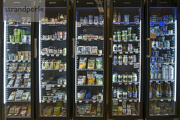 Milchprodukte in der Kühlung eines Bio-Supermarktes  Niedersachsen  Deutschland  Europa