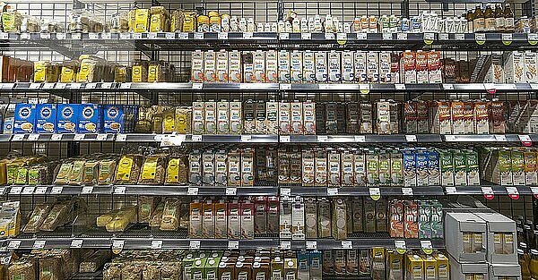 Regale mit verschieden Milchsorten im Tetrapack in einem Bio-Supermarkt  Niedersachsen  Deutschland  Europa