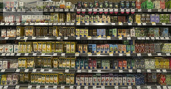 Regale mit verschiedene Beutel-Teesorten in einem Bio-Supermarkt  Niedersachsen  Deutschland  Europa