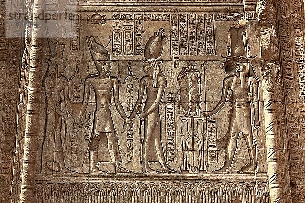 Tempel des Chnum  Wandrelief  Teil der Tempelanage in der Stadt Esna  Ägypten  Afrika