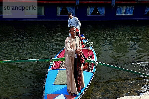Souvenirhändler mit einem Ruderboot auf dem Nil  Ägypten  Afrika