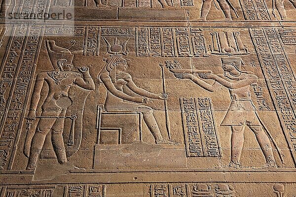 Tempel des Chnum  Wandreliefs im Inneren der Tempelanlage in der Stadt Esna  Ägypten  Afrika