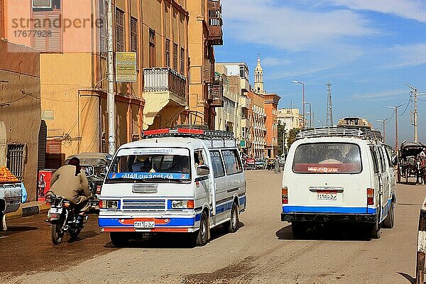 Straßenszene in der Stadt Esna  Ägypten  Afrika