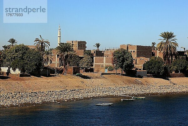 Blick vom Schiff auf Wohnhäuser der Stadt Esna am Nil  Oberägypten  Ägypten  Afrika