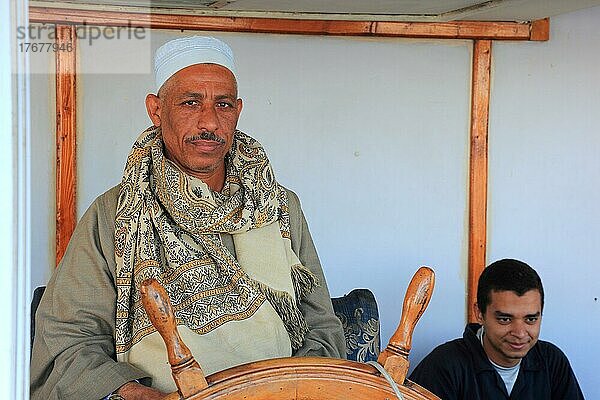 Steuermann am Ruder  Komandobrücke  Kapitän auf einem Kreuzfahrtschiffner in traditioneller Kleidung  Nilkreuzfahrt  Ägypten  Afrika