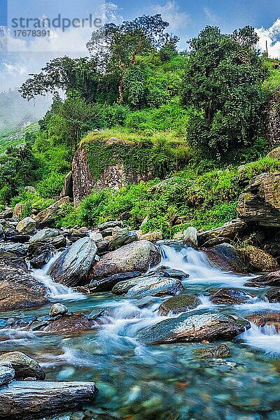 Kaskade des Bhagsu-Wasserfalls. Bhagsu  Himachal Pradesh  Indien. Polarisationsfilter verwendet