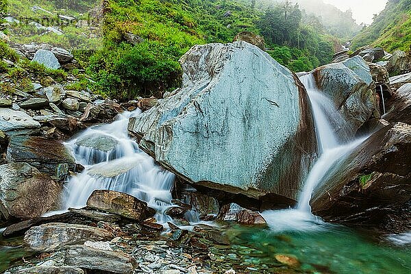 Kaskade des Bhagsu-Wasserfalls. Bhagsu  Himachal Pradesh  Indien. Polarisationsfilter verwendet