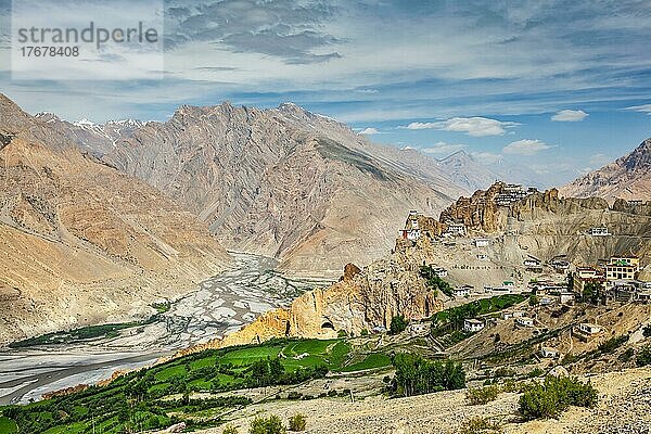 Dhankar Gompa (Kloster) auf einer Klippe und das Dorf Dhankar im Himalaya. Dhankar  Spiti-Tal  Himachal Pradesh  Indien  Asien