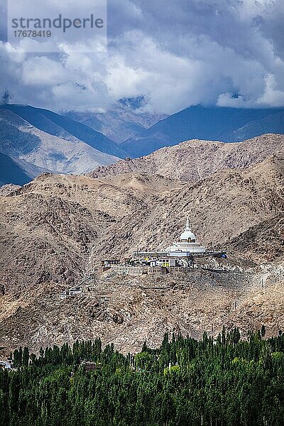 Shanti Stupa  buddhistischer Stupa (Chorten) auf einer Bergkuppe im Himalaya. Leh  Ladakh  Jammu und Kaschmir  Indien  Asien