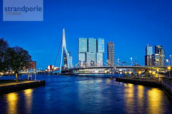 Die Erasmusbrücke (Erasmusbrug) und die nächtlich beleuchtete Skyline von Rotterdam. Rotterdam  Niederlande  Europa