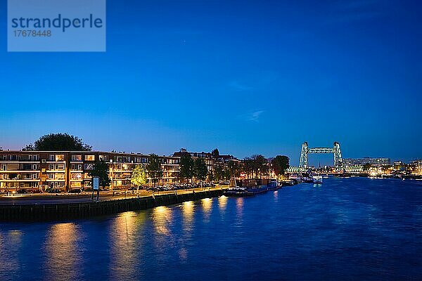 Blick auf das Rotterdamer Wahrzeichen De Hef  die erste Eisenbahnbrücke ihrer Art in Europa  und Noordereiland auf der Flussinsel Nieuwe Maas bei Nacht beleuchtet. Rotterdam  Niederlande  Europa
