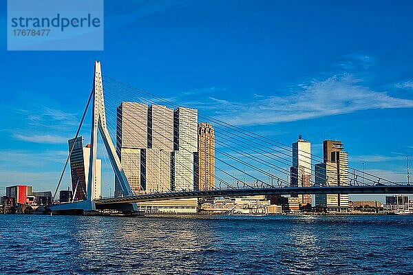 Rotterdamer Stadtbild mit Erasmusbrücke über die Nieuwe Maas bei Sonnenuntergang. Niederlande